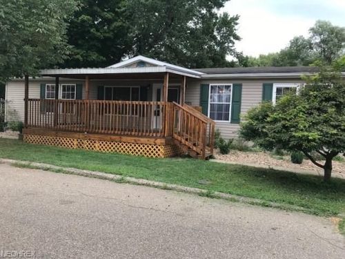 702 Leonard Ave, Belpre, OH 45714-1514