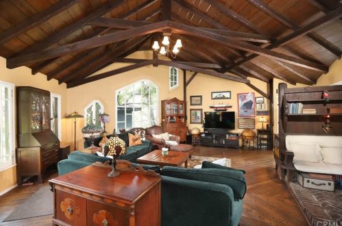 1855 Verdugo Knolls Dr, Glendale, CA 91208-2627