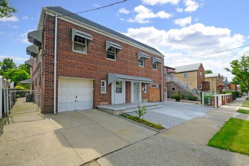 2711 Hering Ave, Bronx, NY 10469-5320