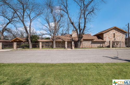 939 Reiley Rd, Seguin, TX 78155-1356