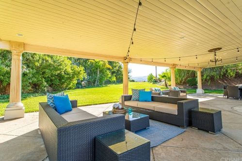 22140 Rolling Ridge Dr, Santa Clarita CA  91350-3308 exterior
