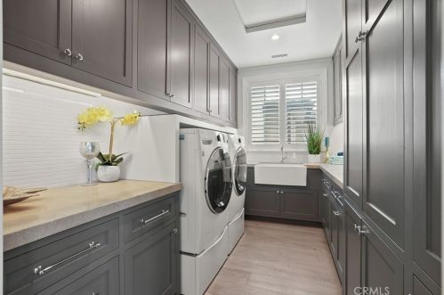 2691 Crestview Dr, Newport Beach CA  92663-5626 exterior