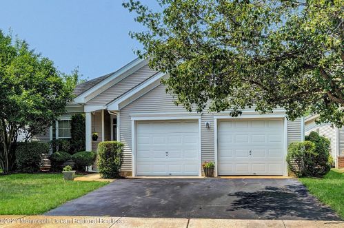 7 Amberwinds Ct, Lakewood, NJ 08701-7348