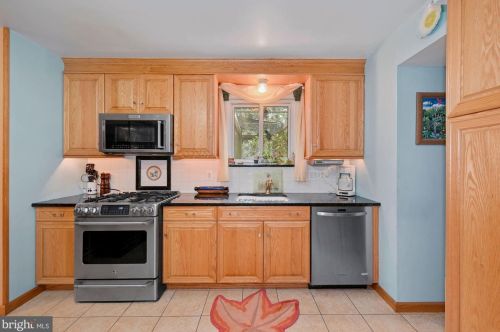 8315 Collins Ave, Camden NJ  08109-3568 exterior