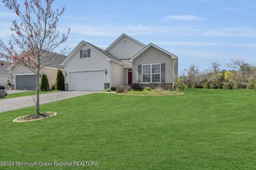 17 Eagle Ridge Cir, Lakewood, NJ 08701-5821