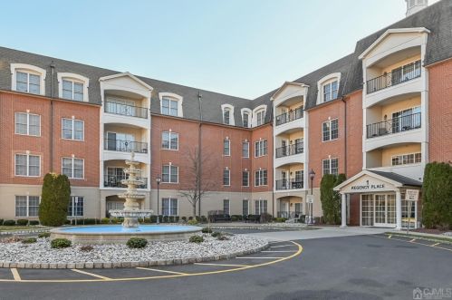 306 Regency Pl, Woodbridge, NJ 07095-1032