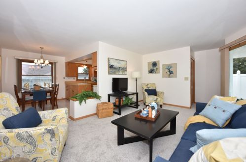 4948 24th St, Milwaukee, WI 53221-2928