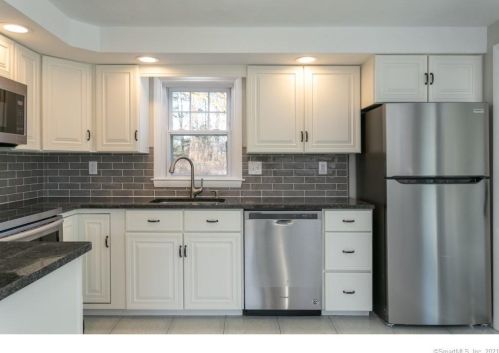 24 Hotchkiss Rd, Farmington CT  06032-2810 exterior