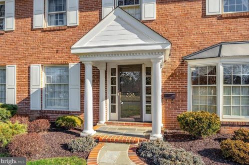 325 Sharpley Rd, Wilmington, DE 19803-2441