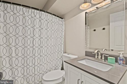 526 Beauregard Dr, Leesburg VA 20175-8924 exterior