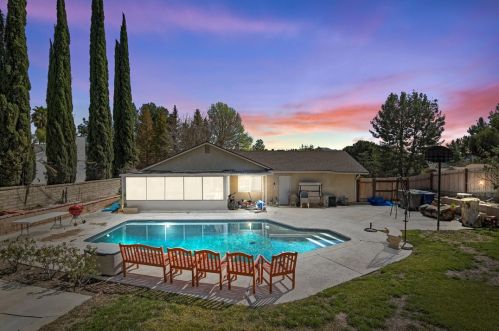 27322 Garza Dr, Santa Clarita, CA 91350-2160