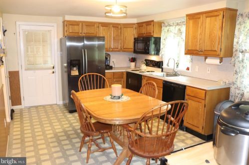 447 Layfield Rd, Perkiomenville, PA 18074-9530