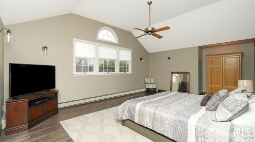 18 Drew Dr, Eastport NY  11941-1335 exterior