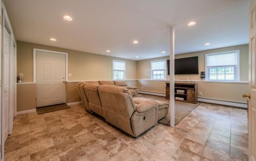 4 Riverview Rd, Uncasville CT  06382-1914 exterior