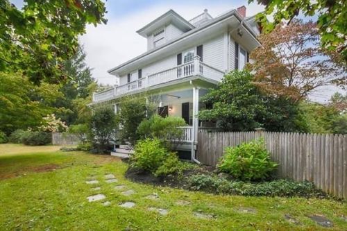 25 Grapevine Rd, Wenham, MA 01984-1702