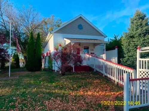 1142 Temple St, Washington Ch, OH 43160-1665