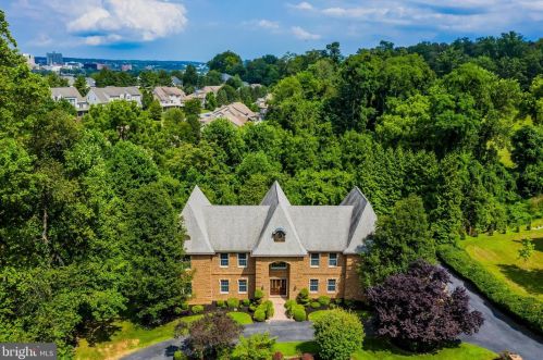 17 Westwind Dr, Lemoyne PA  17043-1234 exterior