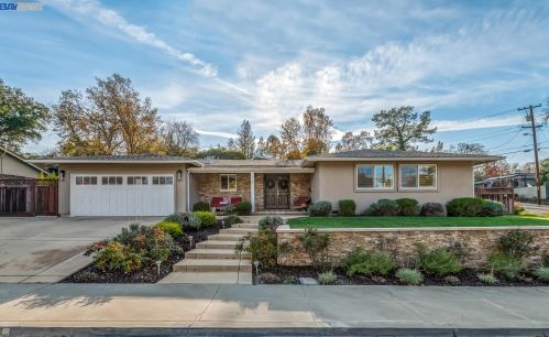 553 Neal St, Pleasanton, CA 94566-7470