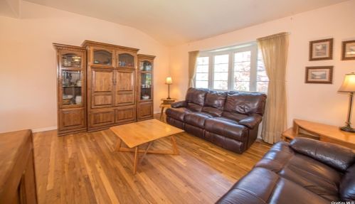 23 Thorman Ln, Babylon, NY 11703-1116