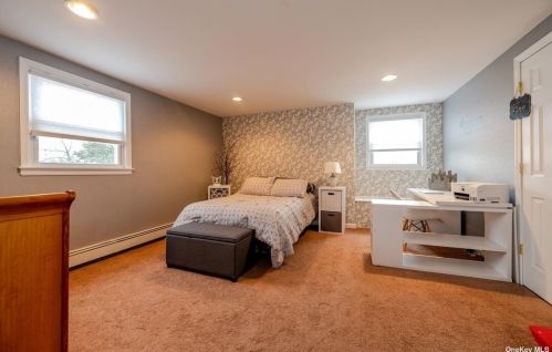 372 5 St, North Lindenhurst NY 11757-1149 exterior