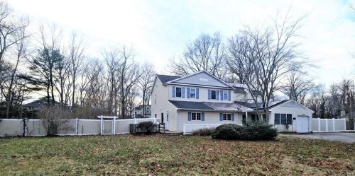 4 Wedgewood Ln, Miller Place, NY 11764-2744