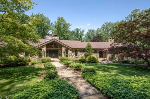 94 Crest Dr, Bernardsville, NJ 07924-1719