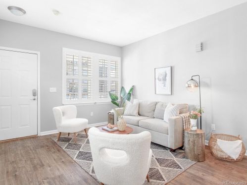 2703 Roslyn St, Denver CO 80237-2112 exterior