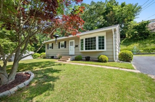 12 Peachvale Dr, Uncasville, CT 06382-2234
