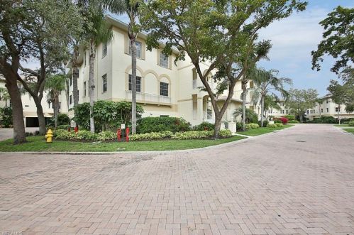 837 Sailaway Ln, Naples, FL 34108-0702