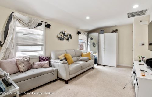 72 Spring St, Woodbridge, NJ 07095-2837