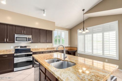 6747 Crest Ln, Glendale, AZ 85310-5215