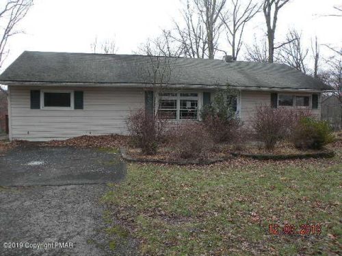 271 Oak Ln, Cresco PA  18326-7880 exterior