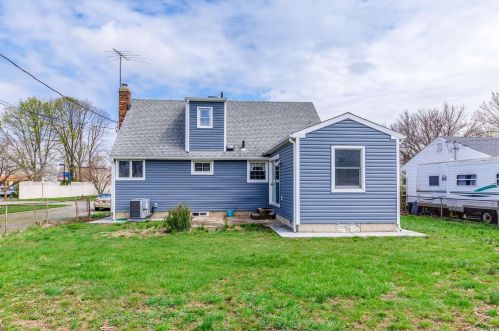 9 Roxbury Rd, Westbury NY  11590-1653 exterior