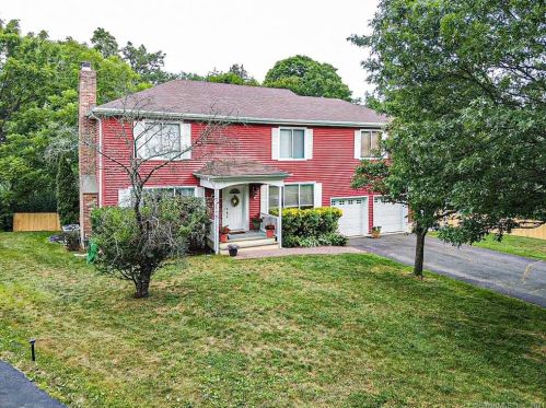 81 Coachlamp Ln, Stamford, CT 06902-2005