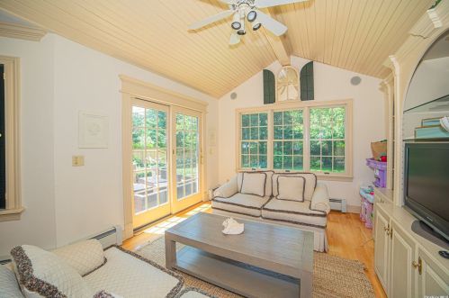 120 Lakeside Dr, Oakdale NY  11769-2250 exterior