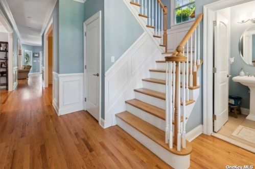 114 Eatons Neck Rd, Northport, NY 11768-1110