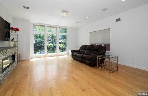327 Gorge Rd, Cliffside Park, NJ 07010-2740