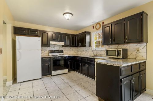 571 Davids Ct, Lakewood, NJ 08701-5885