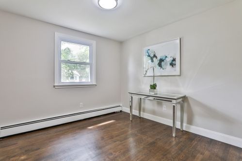 8 Justin Ave, Salem NH  03079-2319 exterior