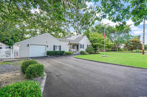 603 Asharoken Blvd, Bayshore, NY 11706-6303