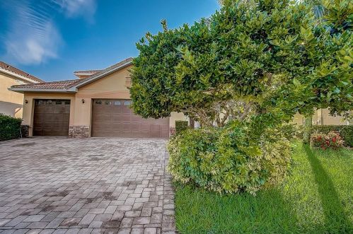 3858 Shoreside Dr, Kissimmee, FL 34746-1966