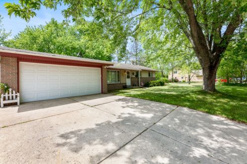 1250 Blue Dahlia Rd, Oconomowoc, WI 53066-2204