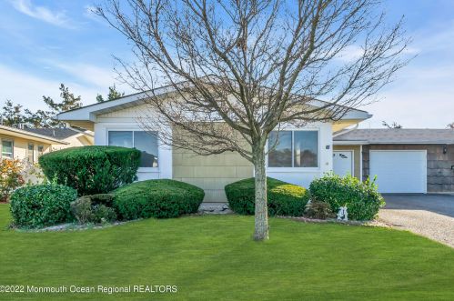 15 Dryden Rd, Bricktown, NJ 08724-1956