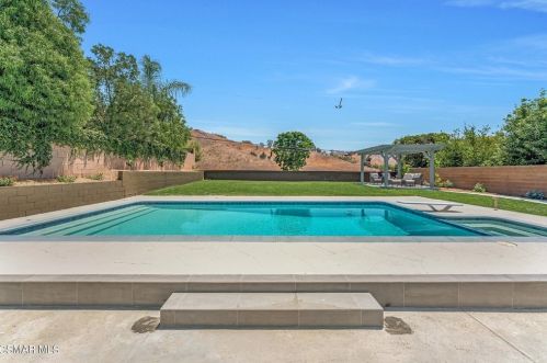 5226 Edgeware Dr, Calabasas CA  91301-2319 exterior