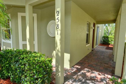2581 Pineland Dr, Fort Pierce, FL 34952-8046