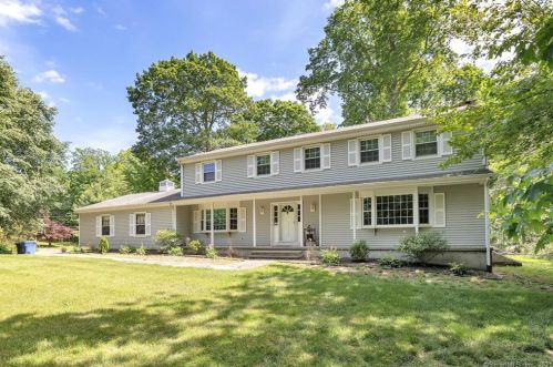 54 Teeter Rock Rd, Bridgeport, CT 06611-5067