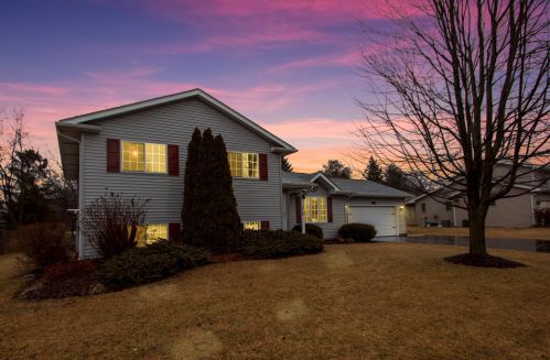 712 Estate Dr, Twin Lakes, WI 53181-9338