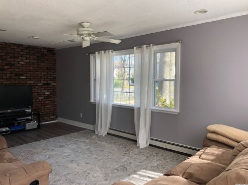 21 Brian St, Holbrook, NY 11741-1002