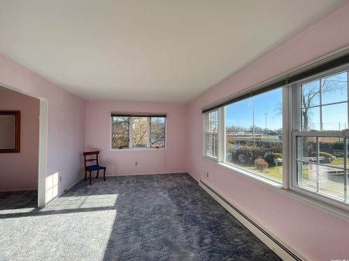 10 Roxbury Rd, East Rockaway, NY 11518-1023