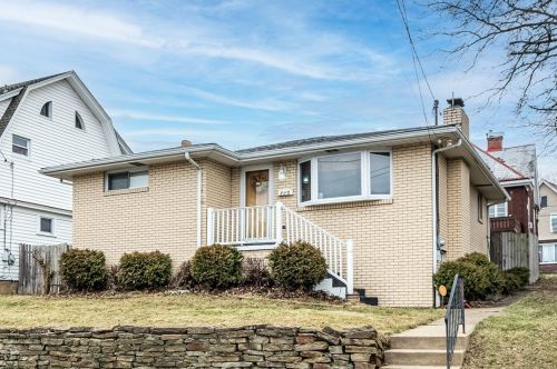 420 2nd St, Jeannette, PA 15644-1807